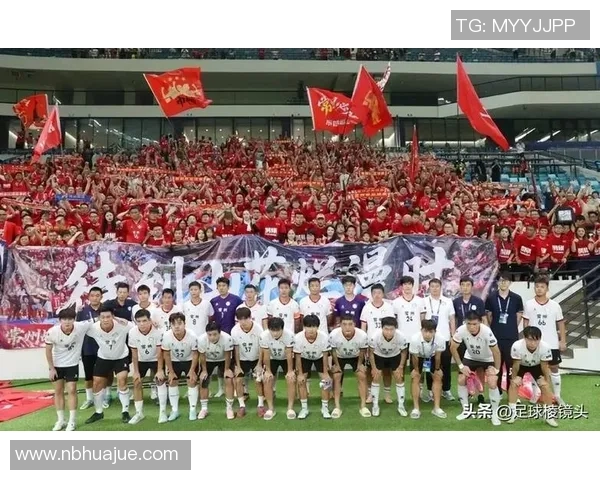 足球巨星乔庄街头现身引发球迷热潮与媒体关注