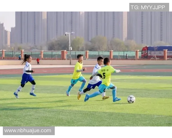 足球明星之间的深厚友谊与默契配合展现了体育精神的无限魅力